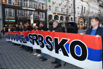 Srbské vlajky na Václavském náměstí a důvod? Kosovo je Srbsko Srbské vlajky na Václavském náměstí a důvod? Kosovo je Srbsko